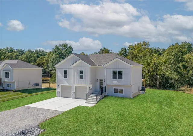 Photo 3 of Single family home for sale at 326 Ne 21st Road, Warrensburg, MO 64093 | MLS# 2630016 | Listing updated on 2026-10-10