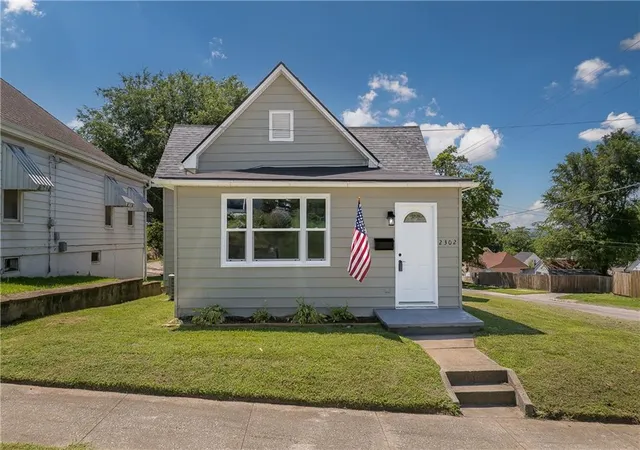 1st image of 2302 S 15th St, St Joseph, MO 64503 | MLS# 2630041