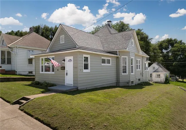2nd image of 2302 S 15th St, St Joseph, MO 64503 | MLS# 2630041