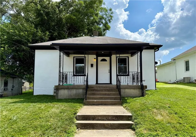 Homes for sale in Lexington, MO | 2003 Jefferson St, Lexington, MO 64067 | MLS# 2630053