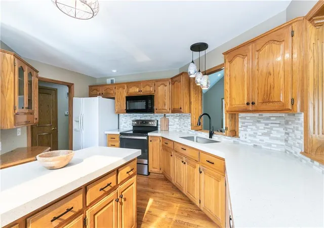 Photo 3 of Single family home for sale at 1306 Sw Stonecreek Dr, Blue Springs, MO 64015 | MLS# 2630055 | Listing updated on 2026-10-09