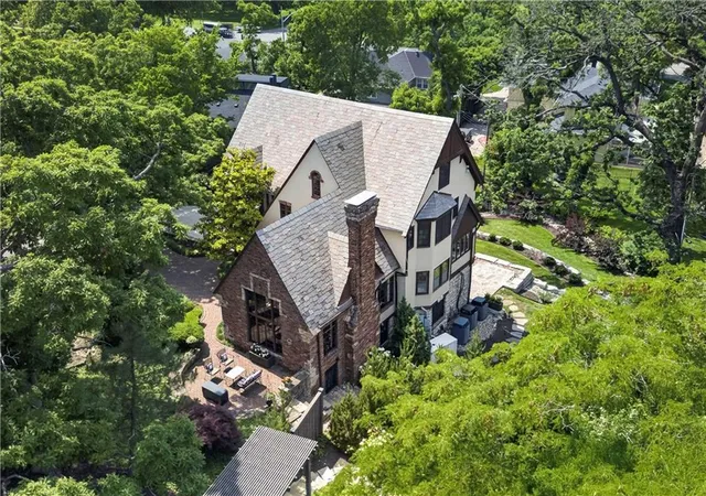 Photo 3 of Single family home for sale at 840 Rockwell Ln, Kansas City, MO 64112 | MLS# 2630057 | Listing updated on 2026-08-26