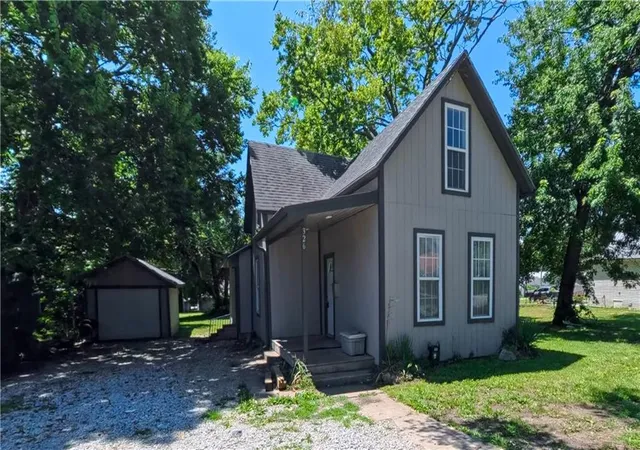 Homes for sale in Garnett, KS | 326 W 7th Ave, Garnett, KS 66032 | MLS# 2630063