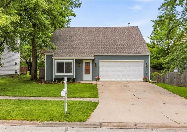Homes for sale in Lawrence, KS | 213 Deerfield Ln, Lawrence, KS 66049 | MLS# 2630072
