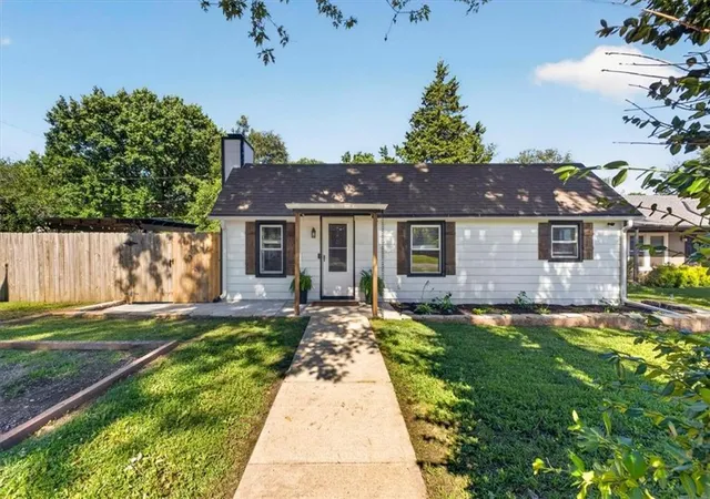 1st image of 508 S Elm St, Louisburg, KS 66053 | MLS# 2630078