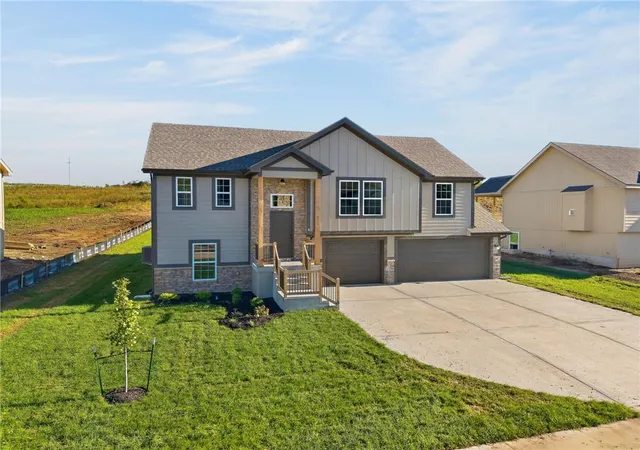 Photo 2 of Single family home for sale at 515 Skyview Ln, Liberty, MO 64068 | MLS# 2630086 | Listing updated on 2026-10-08
