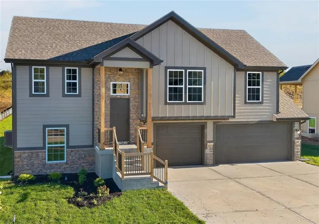 Photo 1 of Single family home for sale at 515 Skyview Ln, Liberty, MO 64068 | MLS# 2630086 | Listing updated on 2026-10-08