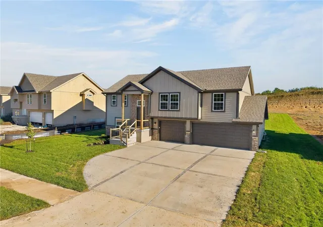 Photo 3 of Single family home for sale at 515 Skyview Ln, Liberty, MO 64068 | MLS# 2630086 | Listing updated on 2026-10-08