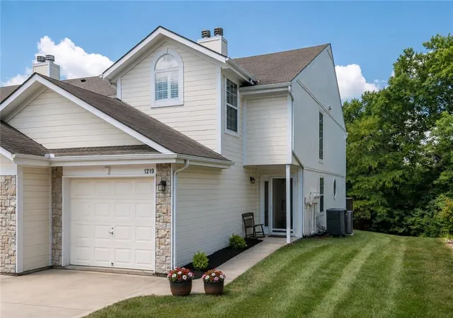 Homes for sale in Blue Springs, MO | 1219 Nw Hidden Ridge Cir, Blue Springs, MO 64015 | MLS# 2630092