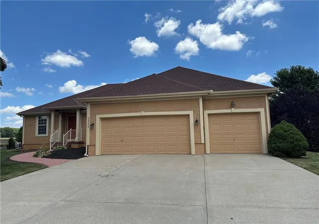 2nd image of 2405 Sw Stone Bridge Cir, Lees Summit, MO 64082 | MLS# 2630109