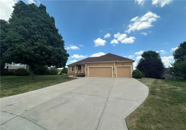 3rd image of 2405 Sw Stone Bridge Cir, Lees Summit, MO 64082 | MLS# 2630109