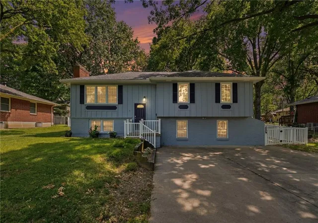 Photo 1 of Sale Pending at 1605 Ne 69th Terrace, Kansas City, MO 64118 | MLS# 2630112 | Listing updated on 2026-09-04