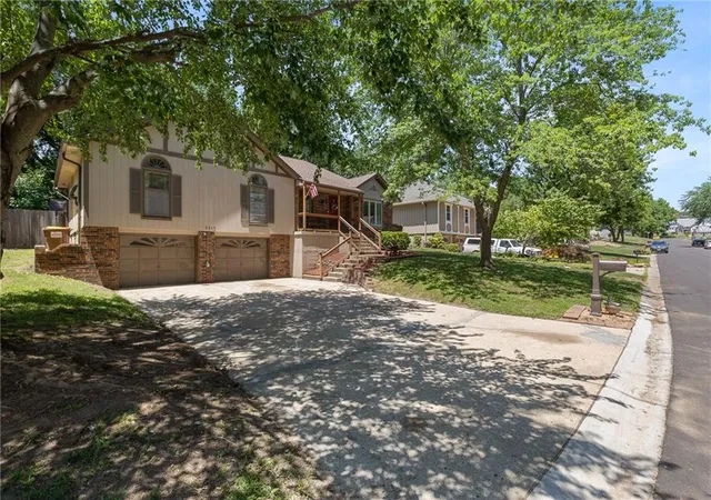 Homes for sale in Blue Springs, MO | 2209 Nw 10th St, Blue Springs, MO 64015 | MLS# 2630121