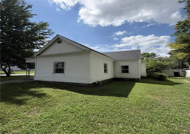 2nd image of 1022 E 9th St, Sedalia, MO 65301 | MLS# 2630133