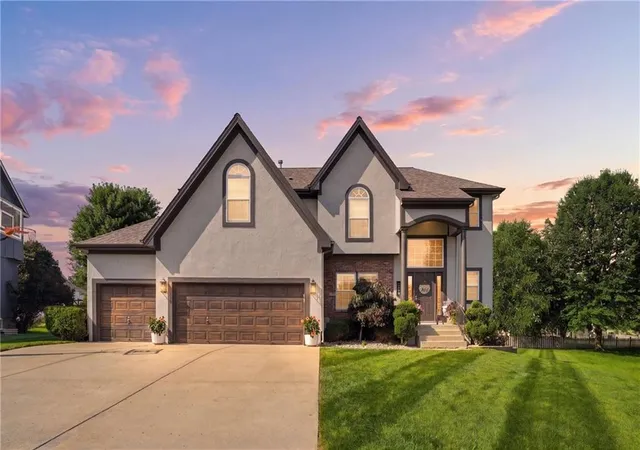 Photo 1 of Sale Pending at 1550 Carriage Cir, Liberty, MO 64068 | MLS# 2630139 | Listing updated on 2026-09-28