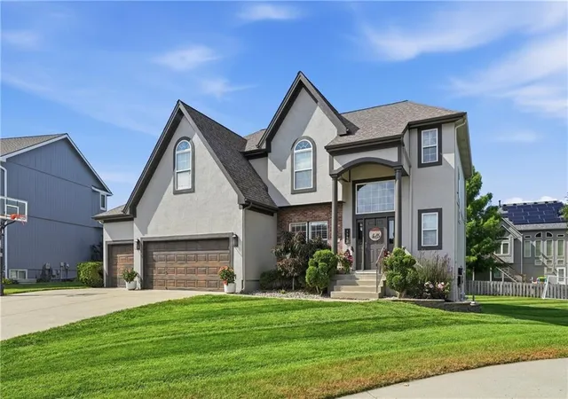 Photo 2 of Sale Pending at 1550 Carriage Cir, Liberty, MO 64068 | MLS# 2630139 | Listing updated on 2026-09-28
