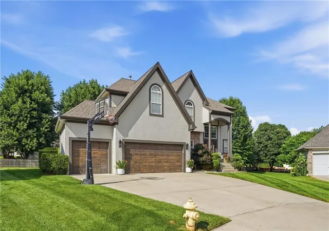 Photo 3 of Sale Pending at 1550 Carriage Cir, Liberty, MO 64068 | MLS# 2630139 | Listing updated on 2026-09-28
