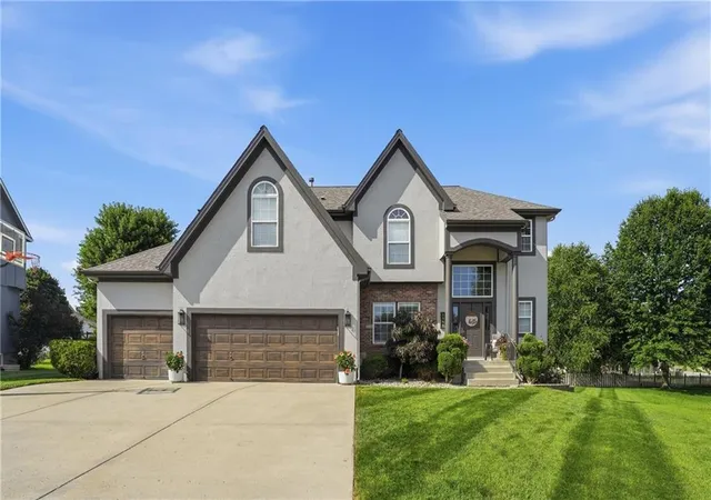 Photo 3 of Sale Pending at 1550 Carriage Cir, Liberty, MO 64068 | MLS# 2630139 | Listing updated on 2026-09-28
