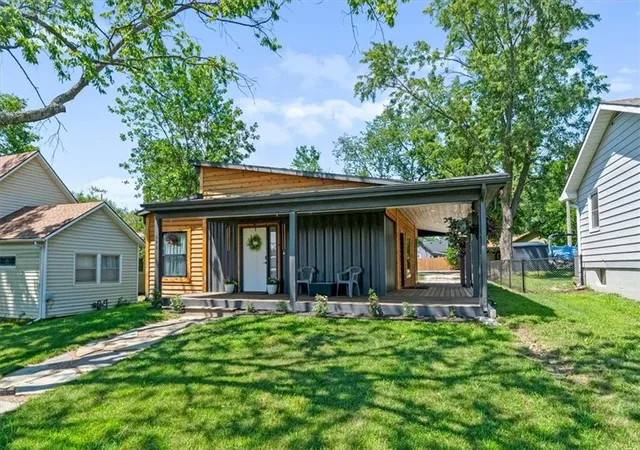 Homes for sale in Paola, KS | 608 W Miami St, Paola, KS 66071 | MLS# 2630143