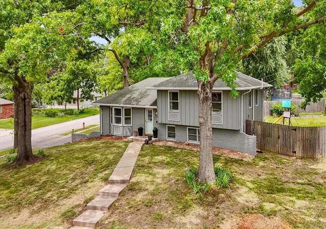 Homes for sale in Shawnee Mission, KS | 11614 Mcanany Dr, Shawnee Mission, KS 66203 | MLS# 2630157