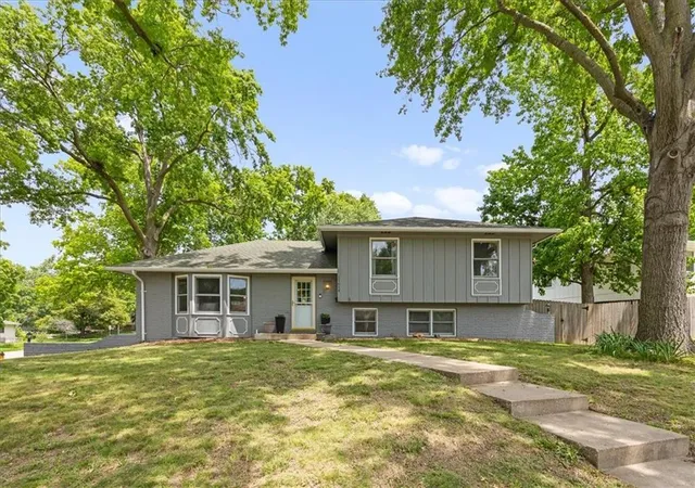 Homes for sale in Shawnee Mission, KS | 11614 Mcanany Dr, Shawnee Mission, KS 66203 | MLS# 2630157