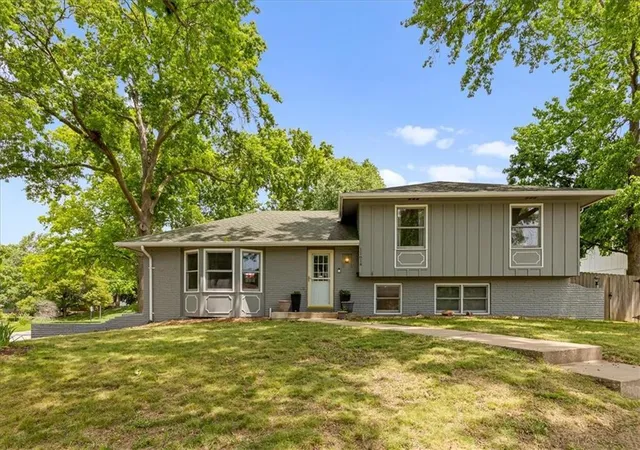 Homes for sale in Shawnee Mission, KS | 11614 Mcanany Dr, Shawnee Mission, KS 66203 | MLS# 2630157