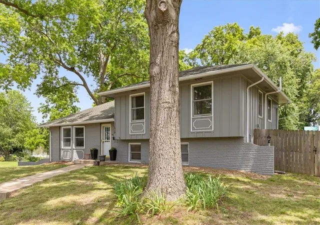 Homes for sale in Shawnee Mission, KS | 11614 Mcanany Dr, Shawnee Mission, KS 66203 | MLS# 2630157