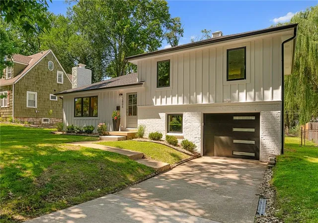 2nd image of 2806 W 48th St, Westwood, KS 66205 | MLS# 2630181