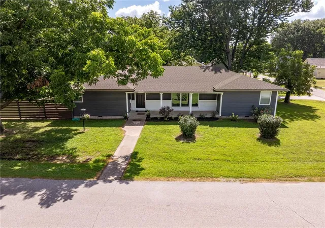 Homes for sale in Frontenac, KS | 303 S Jefferson St, Frontenac, KS 66763 | MLS# 2630185