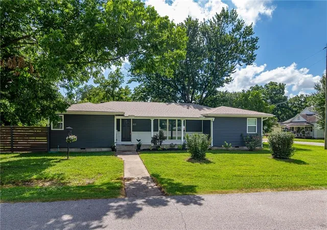 Homes for sale in Frontenac, KS | 303 S Jefferson St, Frontenac, KS 66763 | MLS# 2630185