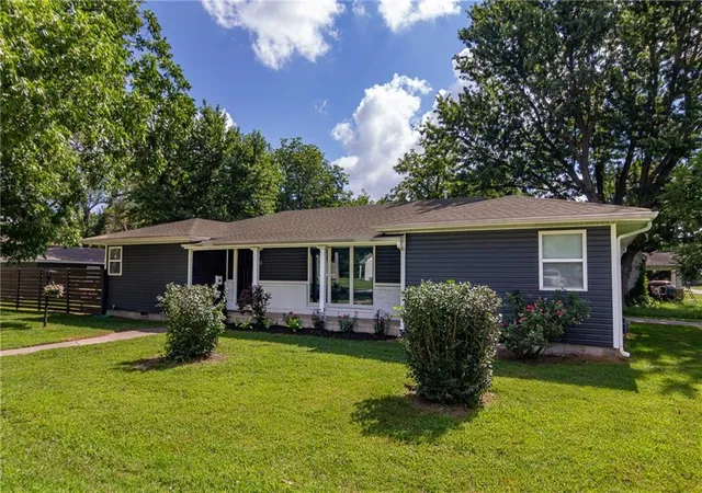 Homes for sale in Frontenac, KS | 303 S Jefferson St, Frontenac, KS 66763 | MLS# 2630185