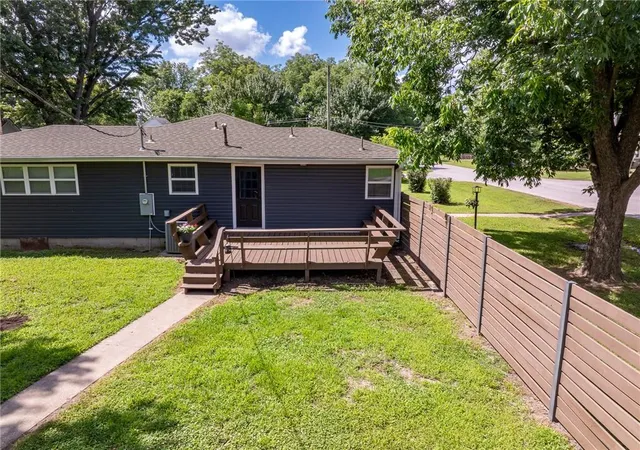 Homes for sale in Frontenac, KS | 303 S Jefferson St, Frontenac, KS 66763 | MLS# 2630185