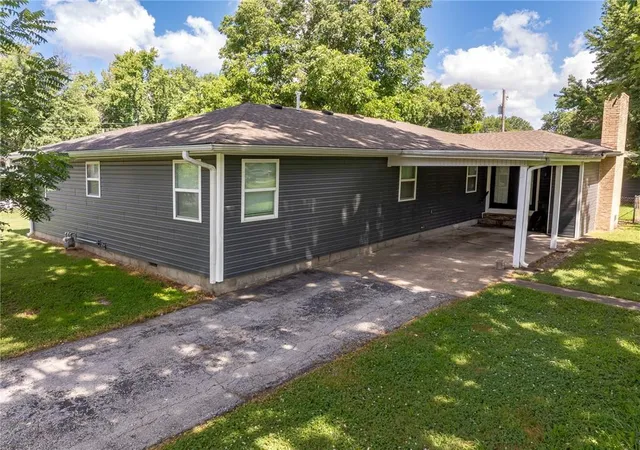 Homes for sale in Frontenac, KS | 303 S Jefferson St, Frontenac, KS 66763 | MLS# 2630185