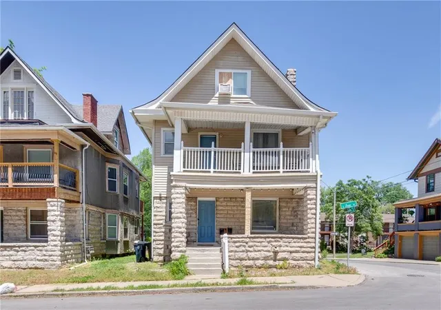 Listing Photo 3 - Condo for sale in building located at 708 E 34th St, Kansas City, MO 64109