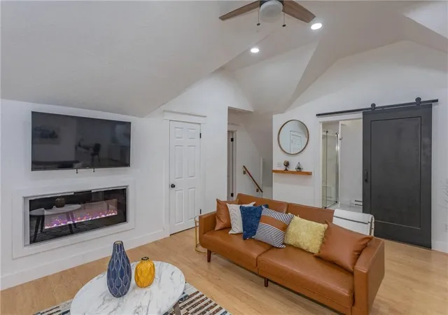 Listing Photo 5 - Condo for sale in building located at 708 E 34th St, Kansas City, MO 64109