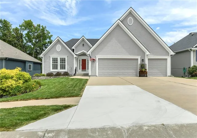 2nd image of 537 Ne Topaz Dr, Lees Summit, MO 64086 | MLS# 2630203