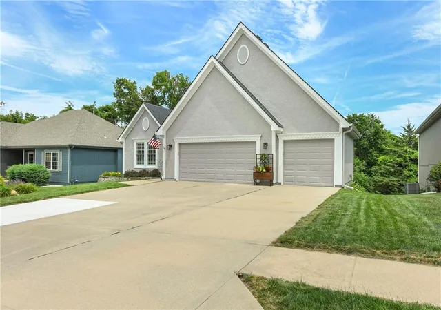 3rd image of 537 Ne Topaz Dr, Lees Summit, MO 64086 | MLS# 2630203