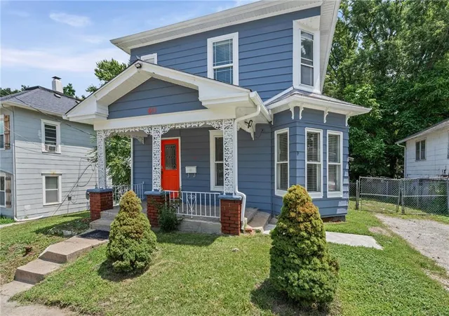 Photo 3 of Single family home for sale at 611 N Spring St, Independence, MO 64050 | MLS# 2630217 | Listing updated on 2026-08-12