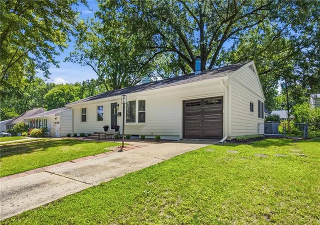 2nd image of 6101 W 76th St, Prairie Village, KS 66208 | MLS# 2630224