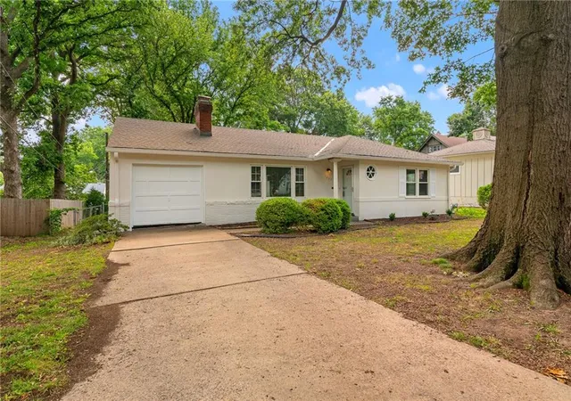 Homes for sale in Kansas City, MO | 7635 Charlotte St, Kansas City, MO 64131 | MLS# 2630250
