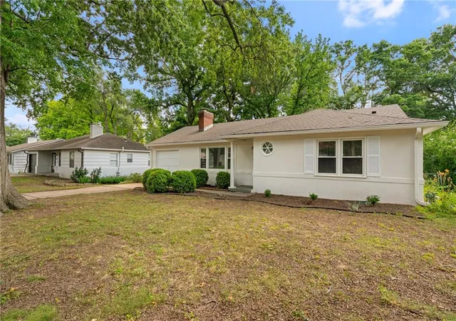 Homes for sale in Kansas City, MO | 7635 Charlotte St, Kansas City, MO 64131 | MLS# 2630250