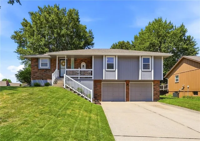 Homes for sale in Lees Summit, MO | 1100 Ne Deerbrook Ter, Lees Summit, MO 64086 | MLS# 2630253