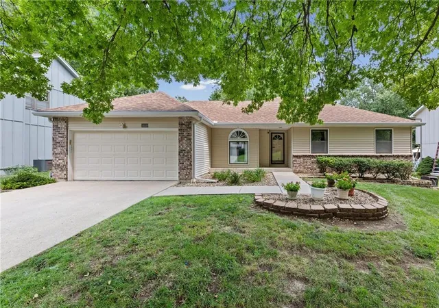 image of 8639 Greenway Ln, Lenexa, KS 66215 | MLS# 2630260