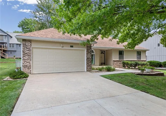 image of 8639 Greenway Ln, Lenexa, KS 66215 | MLS# 2630260