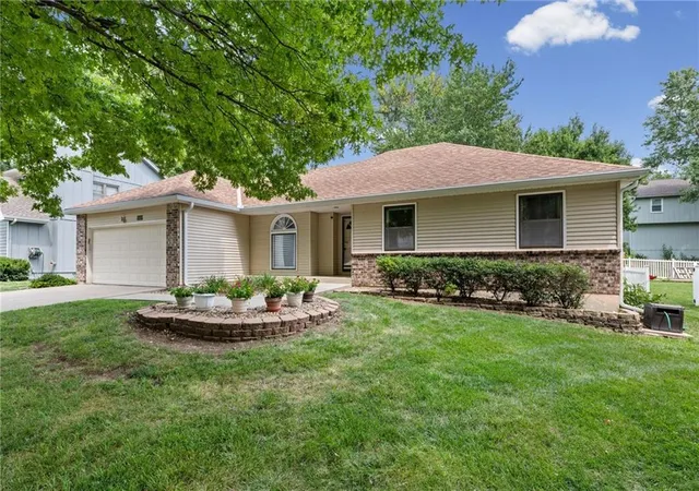 image of 8639 Greenway Ln, Lenexa, KS 66215 | MLS# 2630260