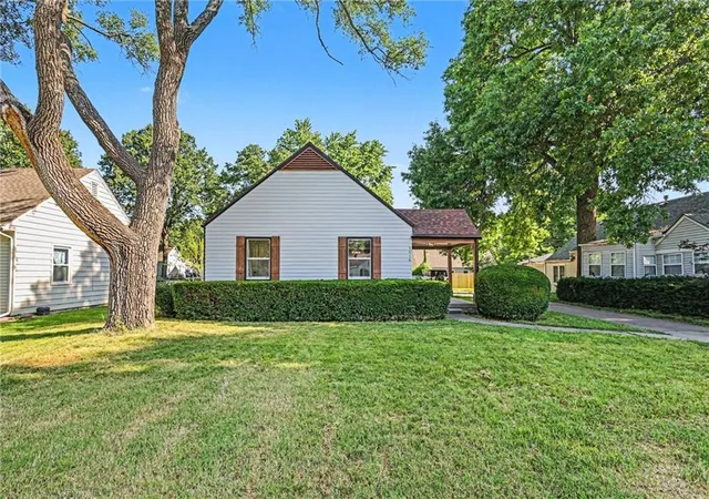 Homes for sale in Roeland Park, KS | 5016 W 51st St, Roeland Park, KS 66205 | MLS# 2630267
