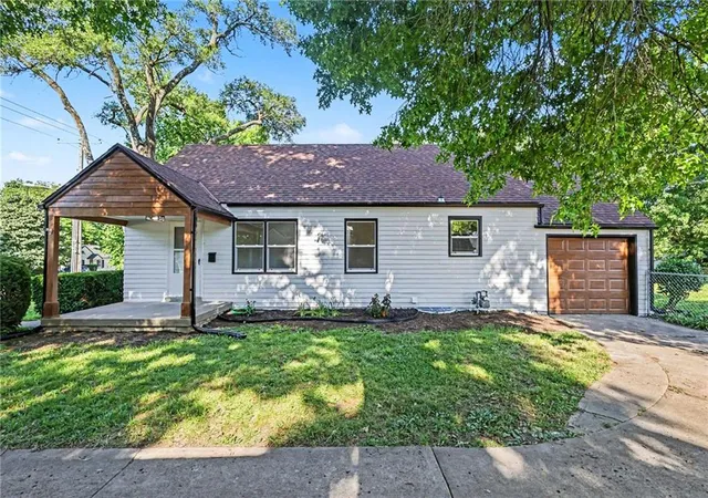 Homes for sale in Roeland Park, KS | 5016 W 51St St, Roeland Park, KS 66205 | MLS# 2630267