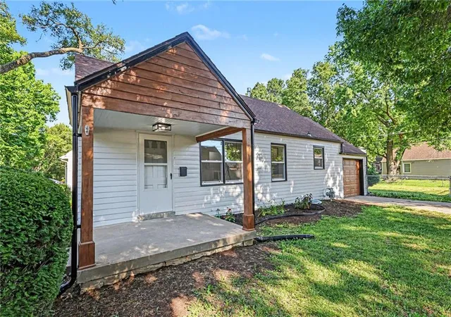 Homes for sale in Roeland Park, KS | 5016 W 51St St, Roeland Park, KS 66205 | MLS# 2630267
