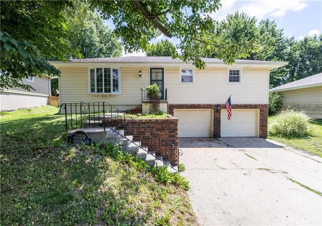 1st image of 2209 N Leonard Rd, St Joseph, MO 64506 | MLS# 2630279