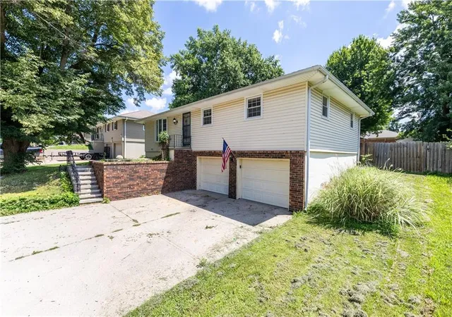 2nd image of 2209 N Leonard Rd, St Joseph, MO 64506 | MLS# 2630279